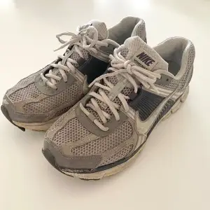 Säljer nu mina Nike vomero 5 cobblestone. Använda ett halvår ungefär! Ordinarie pris 2000kr, mitt pris 475kr. Pris kan diskuteras! Hör av dig vid frågor.