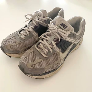 Nike vomero 5 cobblestone - Säljer nu mina Nike vomero 5 cobblestone. Använda ett halvår ungefär! Ordinarie pris 2000kr, mitt pris 475kr. Pris kan diskuteras! Hör av dig vid frågor.