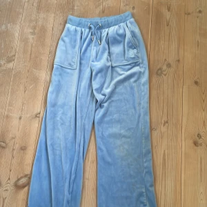Juicy couture byxor - Juice couture byxor i färgen ljusblå och storlek xs inga skador lätt använda pris 600kr kan förhandla❤️😍🥰