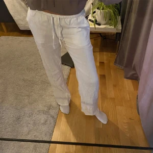 Lågmidjade linnebyxor - Säljer dessa lågmidjade linnebyxorna ifrån h&m, då jag inte använder de och de är knappt använda. (Helt slutsålda på hemsidan)