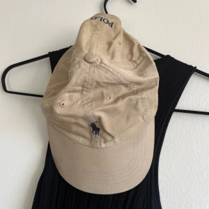 Ralph Lauren Keps  - Kepsen har tecken på användning men i bra skick! Kan mötas upp i Umeå eller skickas:) 