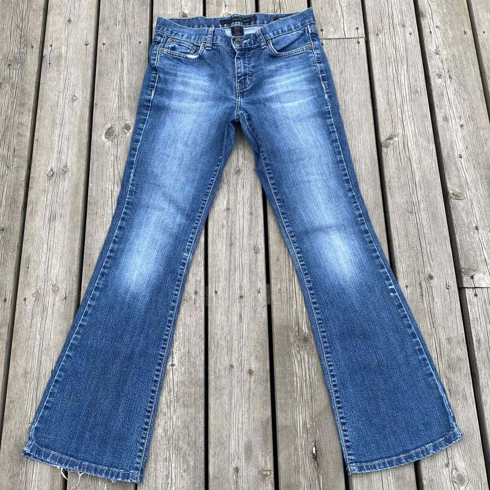 Vintage Calvin clein jeans med flare fit Mid/low waist  Midjemått 40cm Total längd 100cm Innerbenslängd 78cm. Jeans & Byxor.