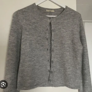 Stickad kofta - Stickad kofta från ginatricot i ullblandning som använts fåtal gånger så bra skick! Lånade bilder.