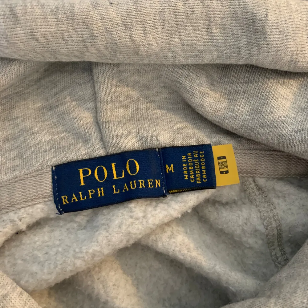 En jättefin hoodie från Polo Ralph Lauren. Är i storlek M men är ganska liten i storleken så skulle säga att den är XS🌸 Nypris= 1200. Hoodies.