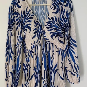 Klänning tunika  - En jättefin klänning -tunika i polyester. Aldrig använd. Köpt i juni på HM. StrS. Gav 399 kr