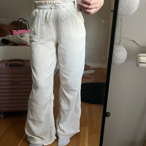 Linnebyxor - Beiga/vita högmidjade linnebyxor från Mango, strl XS/S. För referens är jag 160 cm lång och dom är något för långa för mig! Köpta här på plick och sparsamt använda