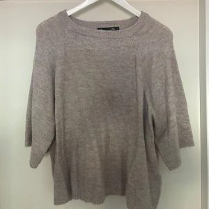 Beige tröja  - Stickad tröja från lager, använd ca 2 gånger så är så gott som ny