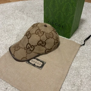 Gucci keps - Säljer en fin Gucci keps i väldigt bra skick, använd ett fåtal gånger. Storlek M. Skriv för intresse!