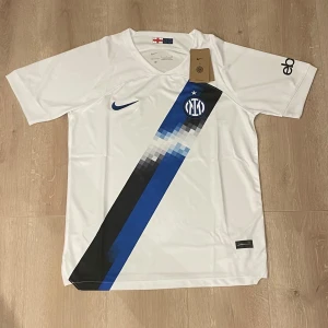 Inter Milan tröja - Säljer en replika av Inter Milans vita tröja från 2023, storlek S. Tröjan är i perfekt skick, aldrig använd och med alla originaltaggar kvar.  