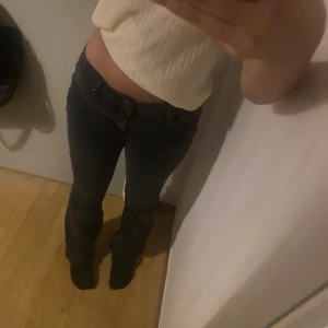 Svarta jeans  - Super snygga lågmidjade svarta/gråa ❤️ De är i storlek 36 och sitter super fint på, bootcut🥰