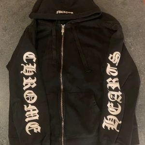 Chrome Hearts Hoodie - intressekoll, vill inte riktigt sälja men säljer till rätt pris, är öppen för trades av hoodies o jeans i samma stil, skicka bud eller trades i dm, storlek s och passar bäst 165-175, +1000 aura points🗣️