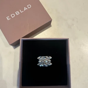 Edblad ring  - säljer min edblad ring med nitar i fint skick!  storlek 17,5🙌