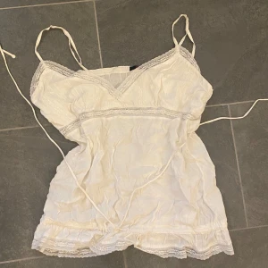 Ann Christine vintage y2k linne blus med knyte - Så snygg i storlek XL(uppskattar den mer som en storlek M). Kan knytas längst ner så den sitter tighare vid höfterna vilket är en fin detalj❣️ Fint skick trots att den är vintage!! Använd gärna köp nu eller bundel!!💋💋