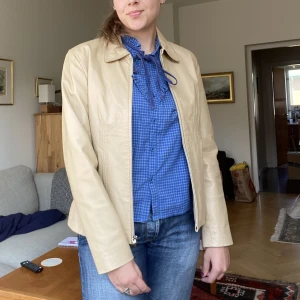 Beige skinnjacka - Superfin skinnjacka som tyvärr inte kommer till användning i min garderob! Köpt second hand i superfint skick och aldrig använd av mig. Storlek 40 men passar även 38 enl mig och mindre om man gillar den oversized.