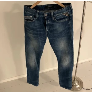 Replay jeans - Säljer ett par sjukt feta Replay jeans i storlek 29/32. Hör gärna av er vid ytterligare frågor!🤝🏻