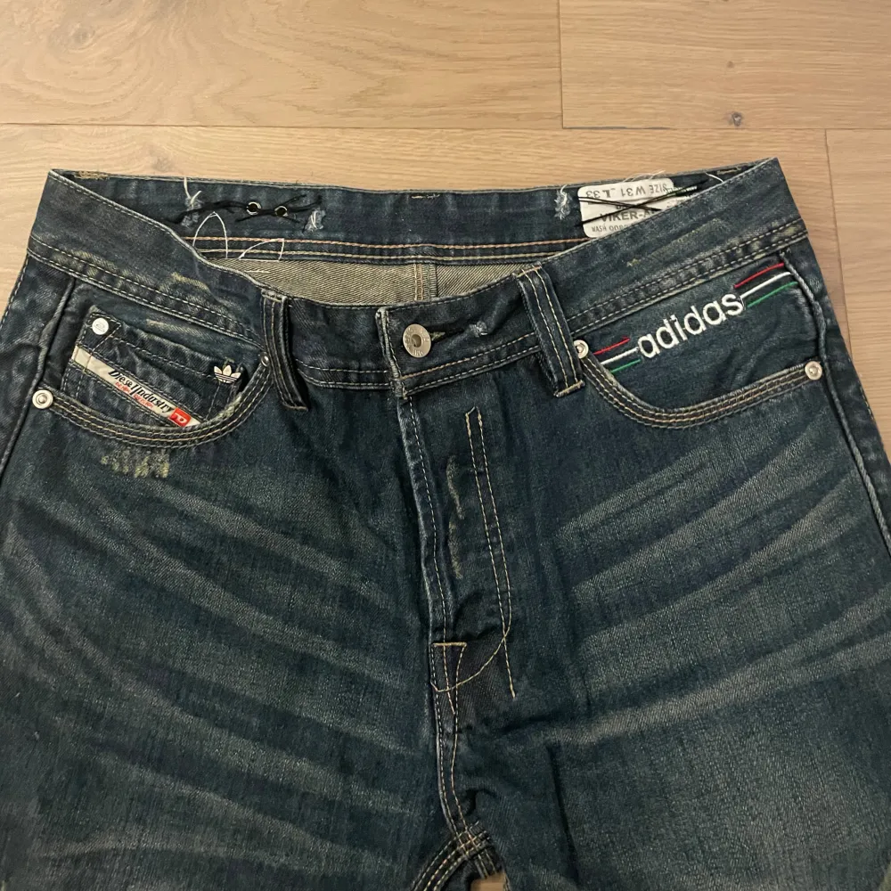 Väldigt feta diesel x adidas jeans med många feta detaljer dom är lite slitna där nere vid jeansen. Jeans & Byxor.