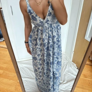 Maxi klänning blommig - Såå snygg vintage maxi klänning! Mått syns på bilderna! Jag är 168 och det är mina bilder, köp via köp nu direkt eller Swish, kvar tills markerad som såld ❤️