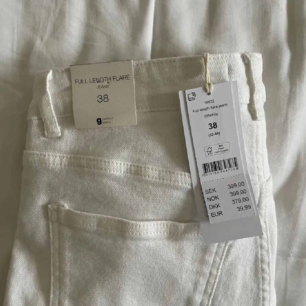 Säljer dessa jeans från Gina Tricot. Använda 2 gånger men tycker inte den passar mig riktigt. Har vanligtvis stl 36 i jeans och denna passar mig perfekt trots den är i strl 38. Nypris 499! 🤍. Farkut & Housut.