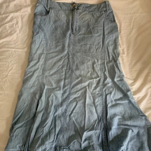 Jeanskjol - Najs lång jeanskjol i tunnt jeansmaterial!