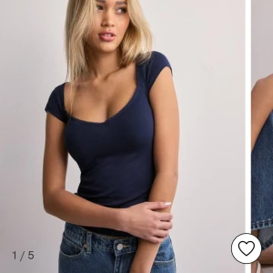 Topp Nelly  - Toppen är från Nelly i storlek S, helt ny med prislapp kvar, säljer pga att jag vill ha annan storlek. Mörkblå, nypris 199kr, köpare står för frakt