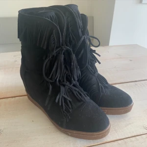 Svarta Fransskor - Följ mig gärna då jag lägger upp liknande plagg 🌼 Säljer dessa supersnygga svarta kilklackar med fransar. De är utan skavanker och i storlek 40. Skriv gärna om du har frågor eller köp direkt via köp nu ❤️