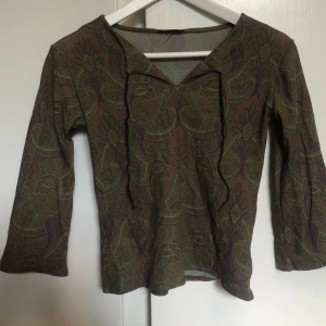 Bohemisk paisley topp - Mer grön i färgen än vad som framgår av bilden. Banden är mörkbruna 💕