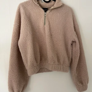 Fin, lite croppad teddy-tröja - Fin, populär teddy-tröja som är lite kortare. Väldigt mjuk och i bra skick.