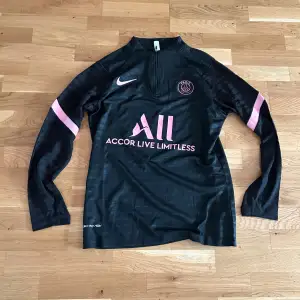 Säljer min psg tracksuit efter som att jag tömma lite kläder från garderoben. Bud funkar!