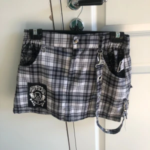 cool rak emo kjol👻 - mega nice rak, kort kjol med spänne och en del av kjolen som man kan ta av!! jag vet inte storleken men den e nog storlek small! tvättas innan den skickas!😋😽 
