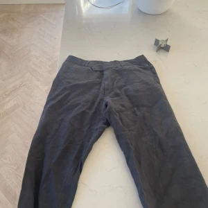 Hugo boss linnebyxor  - Säljer dessa snygga Hugo boss linnebyxorna!  Sparsamt använda linnebyxor i skick 9/10  100% linnetyg  Färg mörkblå! Storlek 52 som motsvarar ungefär L 🙌🏻 Pris kan diskuteras vid snabb affär 💰
