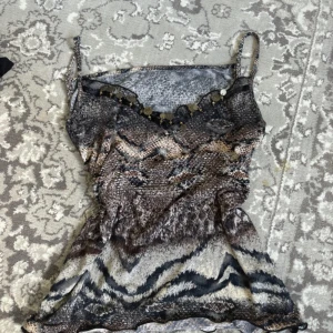 Linne med print / mönster - Super bra skick, köpt secondhand så vet tyvärr inte vart den kommer ifrån. Skriv frågor! Även osäker på storlek, men S-M bör passa