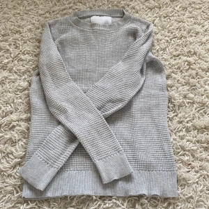 Grå tröja från lager 157. - Fin tröja från lager 157. Säljer för att den är för liten. Jätte fin till hösten.🍂💕