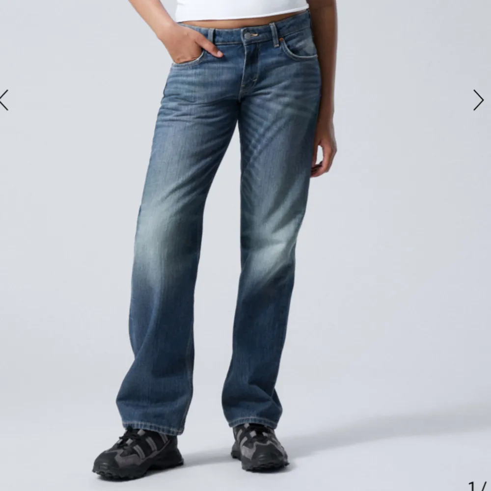 Helt nya weekday jeans. Endast använda en gång. Modellen Arrowrot Low. Storlek 25/32 Nypris:590kr. Jeans & Byxor.