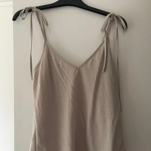 Begie linne  - Säljer detta superfina begia linnet från Zara. Banden kan knytas om och justeras längre eller kortare. Aldrig använt och i storlek S. 🤍✨🌸