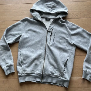 Sail racing hoodie - Storlek M bra skick, användt lite grann. Säljer den då den är för liten.