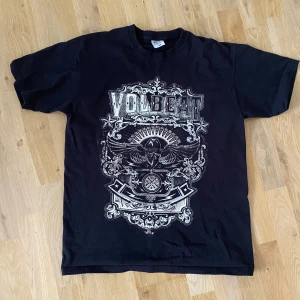 Volbeat t-shirt strl M  - Strl m  Från fruit of the loom  Fint skick  Svart Ej tunn t-shirt som en del kan vara  Tryck med Volbeat  