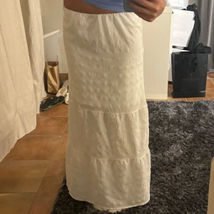 Vit långkjol - Är 163 cm, storlek xs men passar även s💗