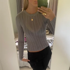 Tunn stickad tröja - Säljer denna snygga tröja från Zara som inte längre kommer till användning⭐️❤️