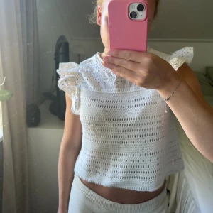 Topp från zara - Säljer denna söta topp från zara i fint skick storlek M men passar S bra också