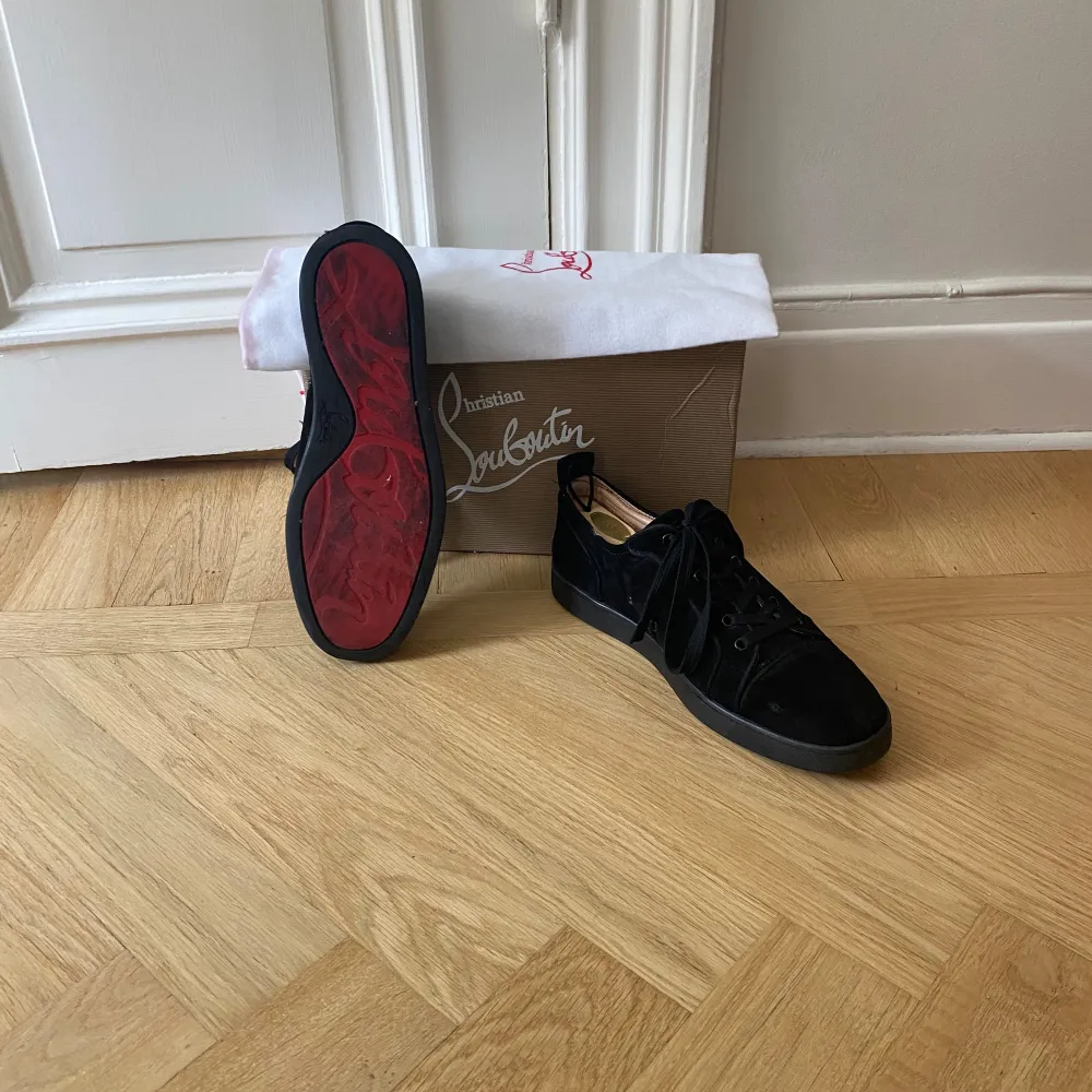 Tvärfeta Loubs utan spikar, som jag haft i typ ett halvår. Det finns några defekter som ni ser på bilden, lagningen är gjord hos en skomakare. Box, kvitto och dustbag samt Louboutin kort ingår såklart! Priset kan variera vid snabb affär . Skor.