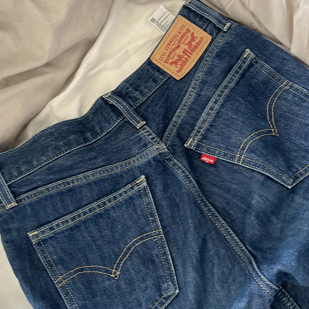 Jätte snygga Levi’s jeans som jag använt rätt så mycket men som inte märks på dem! Jätte bra material som är ganska stretchigt både vid benen och midjan.💕. Jeans & Byxor.