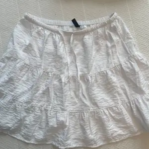 En söt vit kjol från H&M, endast använd en gång. Superbra skick!💘