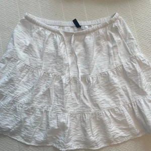 Vit kjol - En söt vit kjol från H&M, endast använd en gång. Superbra skick!💘
