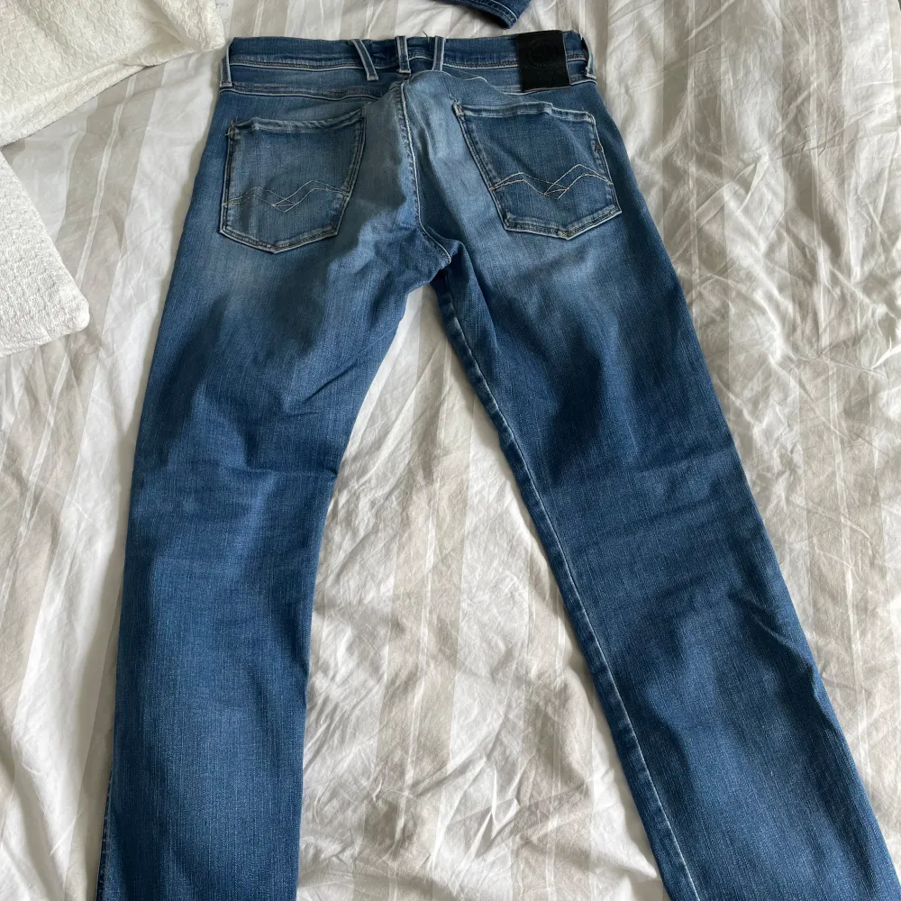 Ett par Replay jeans med snygg slitning över knäet skriv gärna för mer bilder . Jeans & Byxor.