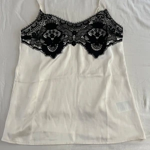  Silkeslinne med svarta detaljer  -  Några märken på den men priset går att Förhandla💕