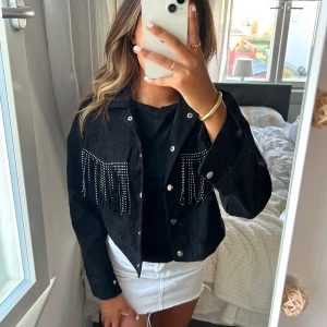 Svart kofta/jacka Xs - Svart trendig kofta/jacka med fransar. Nytt skick och oanvänd.