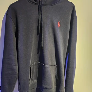Ralph lauren hoodie  - Marinblå ralph lauren hoodie, anvönd par gånger, inga märken eller skador 