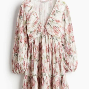 Klänning  - Säljer denna super fina klänning från hm💗 Slutsåld överallt 