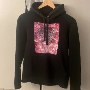 Hoodie xs - Säljer en skit snygg hoodie från thecoolelephant, använder den inte längre då jag har tröttnat lite på den. Det är en gammal modell som inte säljs längre. Storlek xs men passar mig som vanligtvis har s.
