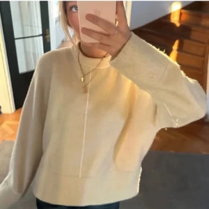 Zara tröjan!! - Populära zarateöjan som är helt slutsåld! Super fint skick knappt använd💓köp direkt✅